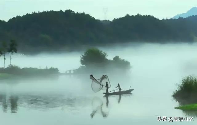 夕阳西下，万顷碧波，渔舟唱晚，怡然自得