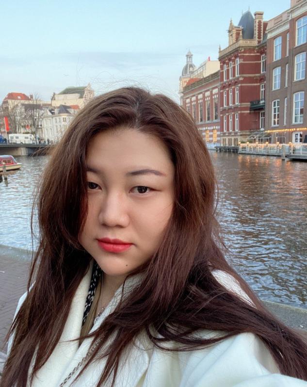 杨天真又红了？拍视频带货自己做艺人，为瘦脸字幕扭成S型