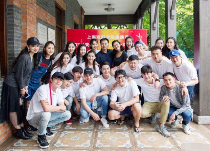 林更新回母校凡尔赛，同学就走红他一个，校友还有一个是被骂红的