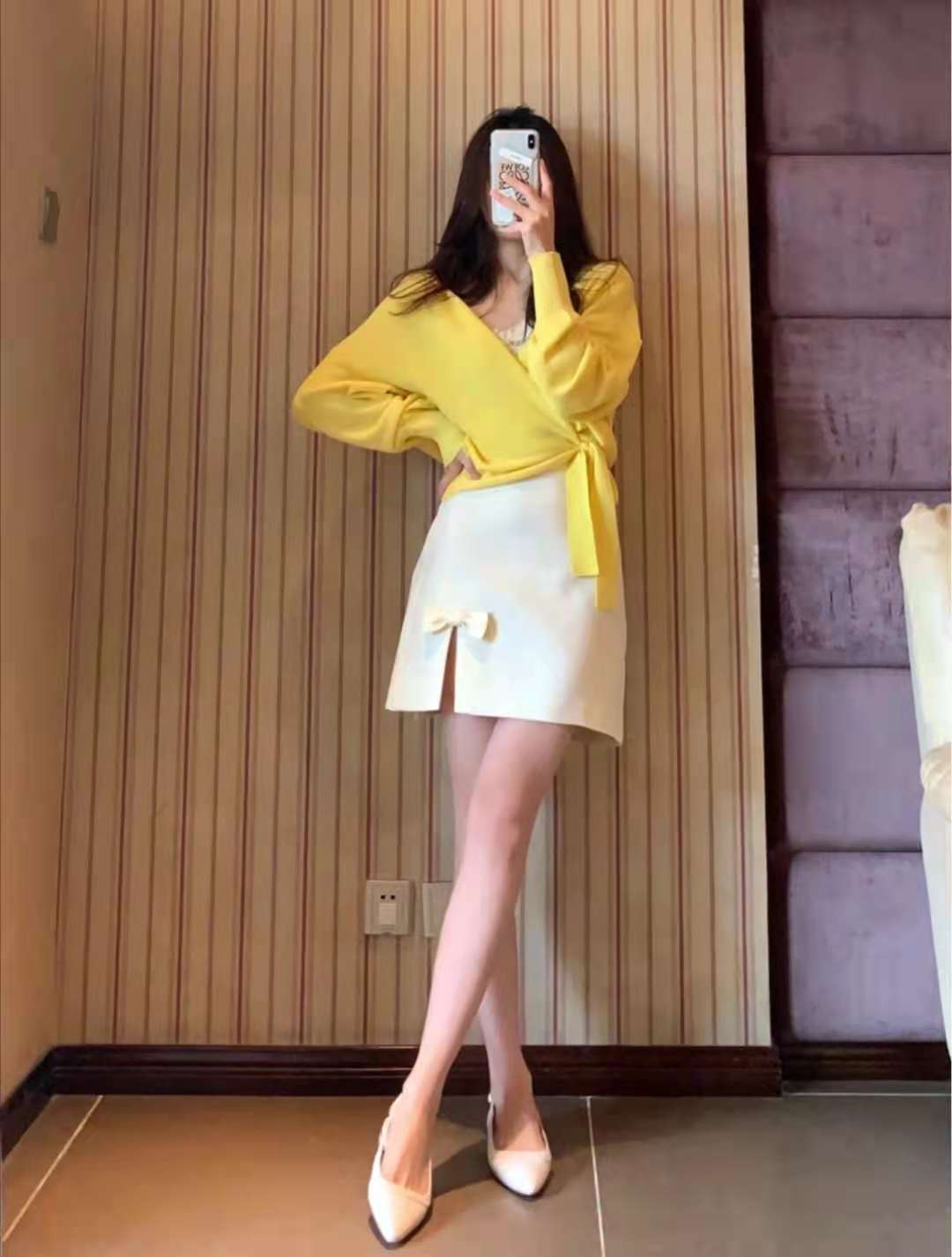 黄色上衣配什么颜色裙子好看