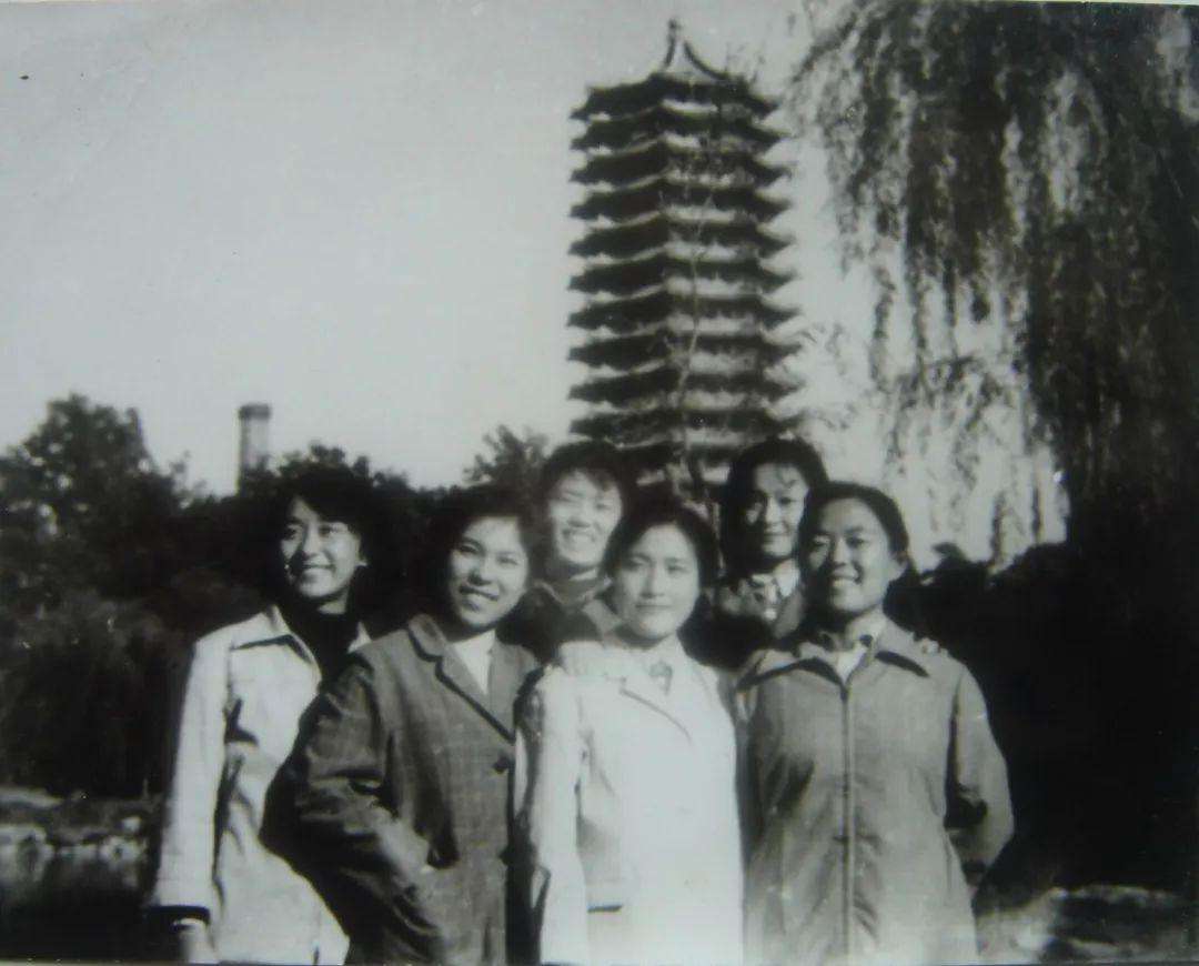 1977第一位高考女状元，作文差1分满分，时隔43年，她如今在哪？