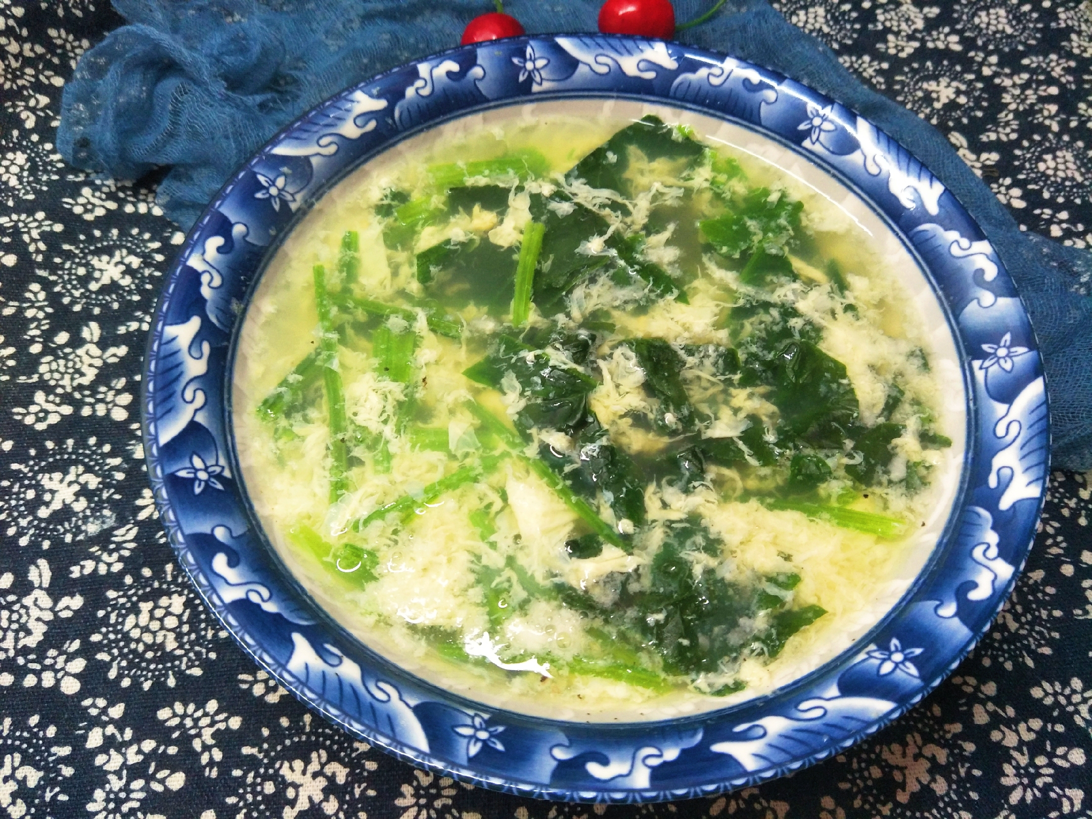 做菠菜汤时，到底要不要放锅炒？教你详细做法，菠菜汤翠绿好喝