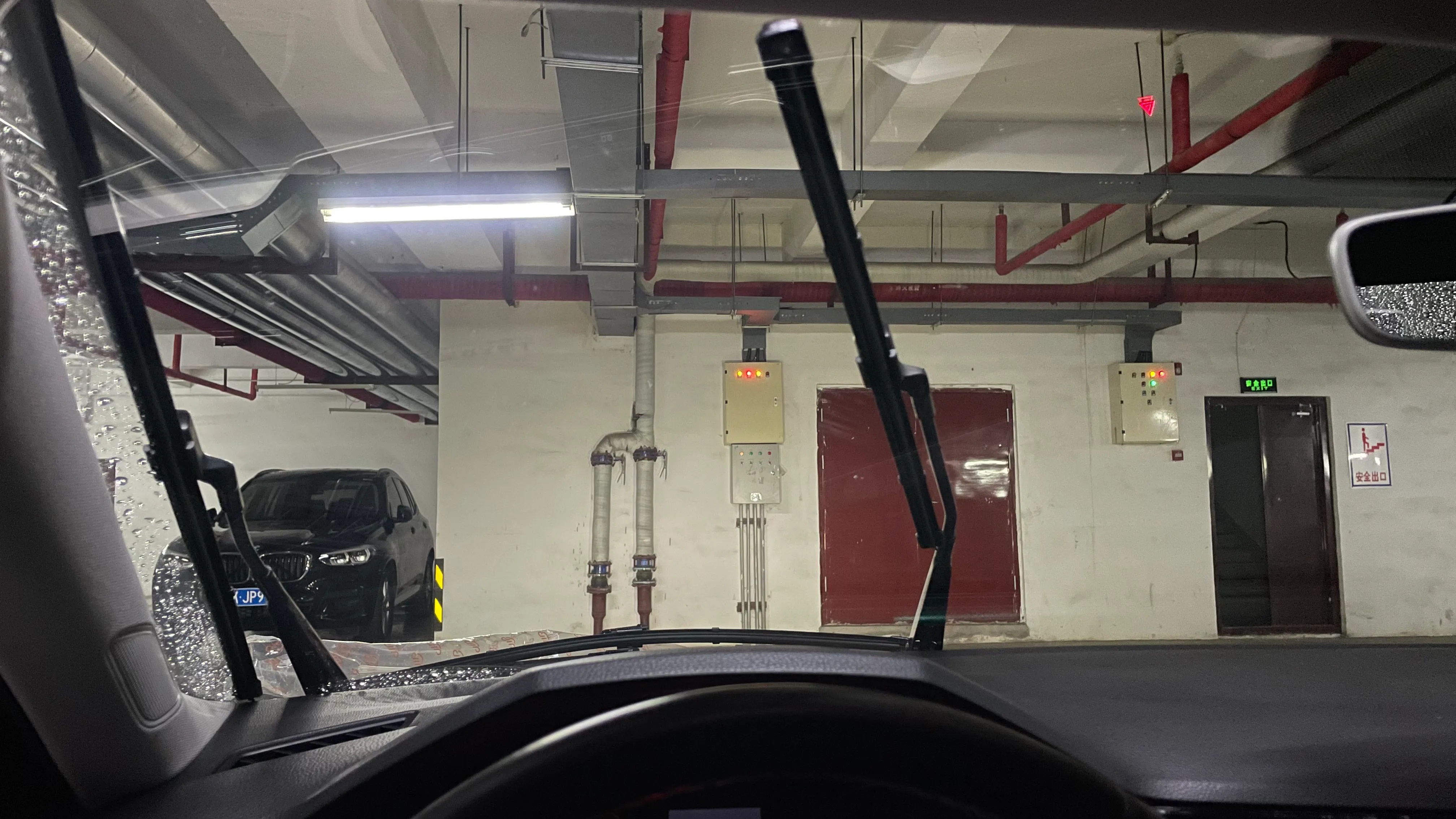 手把手教您如何换插入式雨刮器,至少能省100块钱,只需注意一点