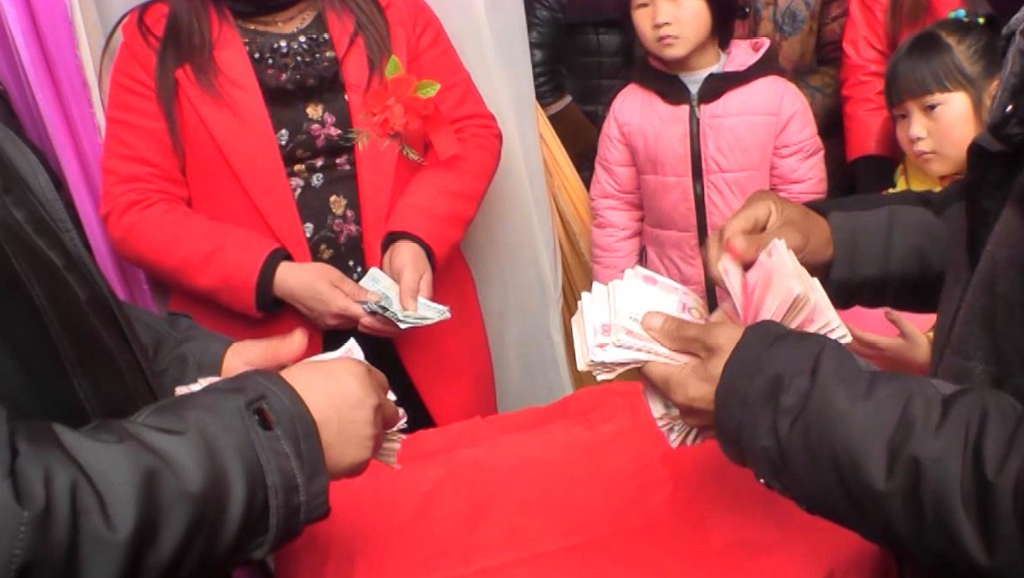 考生办升学宴，客人出口伤人气哭孩子，考300分要不要办升学宴