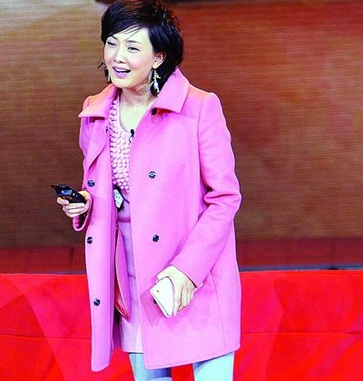 牛莉春晚大衣(牛莉:春晚一件粉红色大衣拍卖3万2引争议?