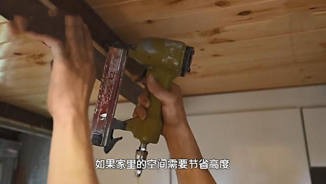 北京一家5口挤17㎡棺材房，70岁姥爷竟睡吊铺，全家只有一张床！