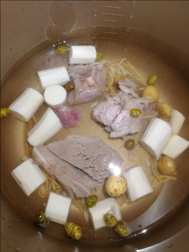 这道太子参石斛麦冬汤，搭配山药，清热又健脾，夏天喝了胃口好