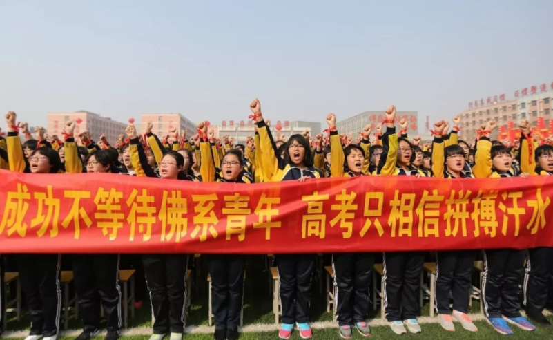 大一新生身份被公开，4064人里1033人是复读生，应届生直言不公平