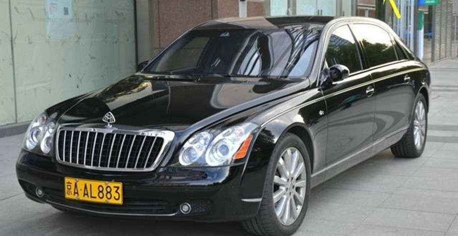 黄牌迈巴赫被迫法拍，落地超千万，200万不到贱卖