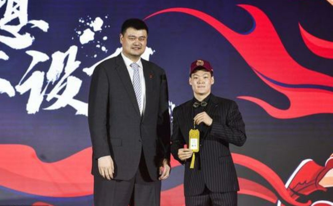 为什么cba规定独家签约权(CBA顶薪规则并不合理，选秀球员最受影响，个人只能闷声吃亏)