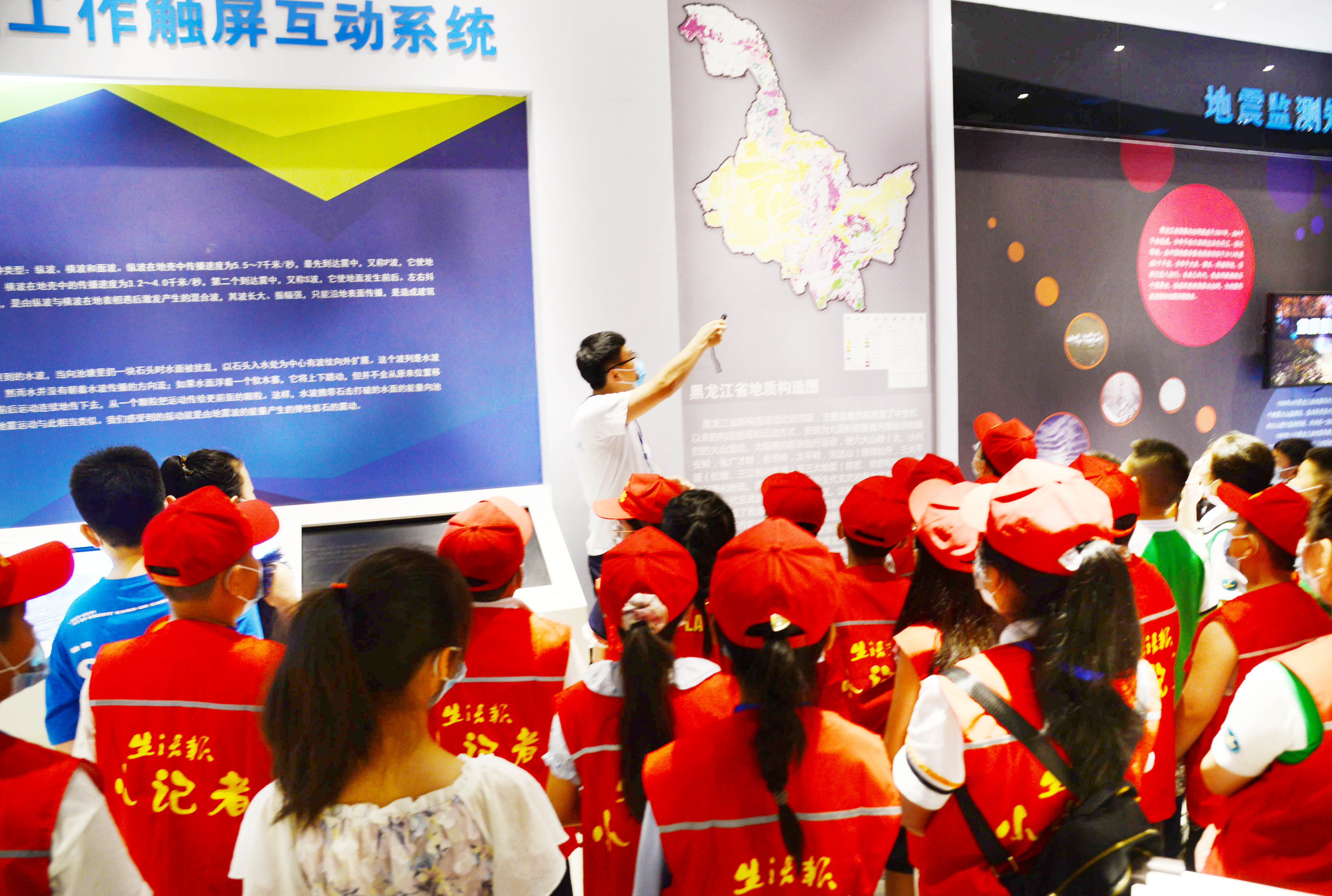 观看科普动画片、体验7.5级地震…33名龙头新闻·生活报小记者走进防震减灾科普馆