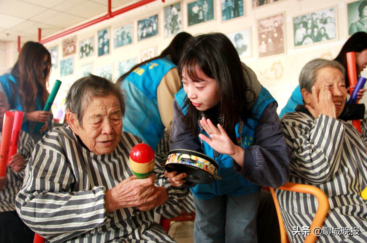 生命的记忆在跳动的音符中被唤醒！聊大音乐与舞蹈学院义务为失智老人做音乐康复