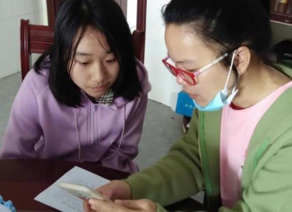 上海一中学老师，每天发20条朋友圈被举报，学校的回应让网友点赞