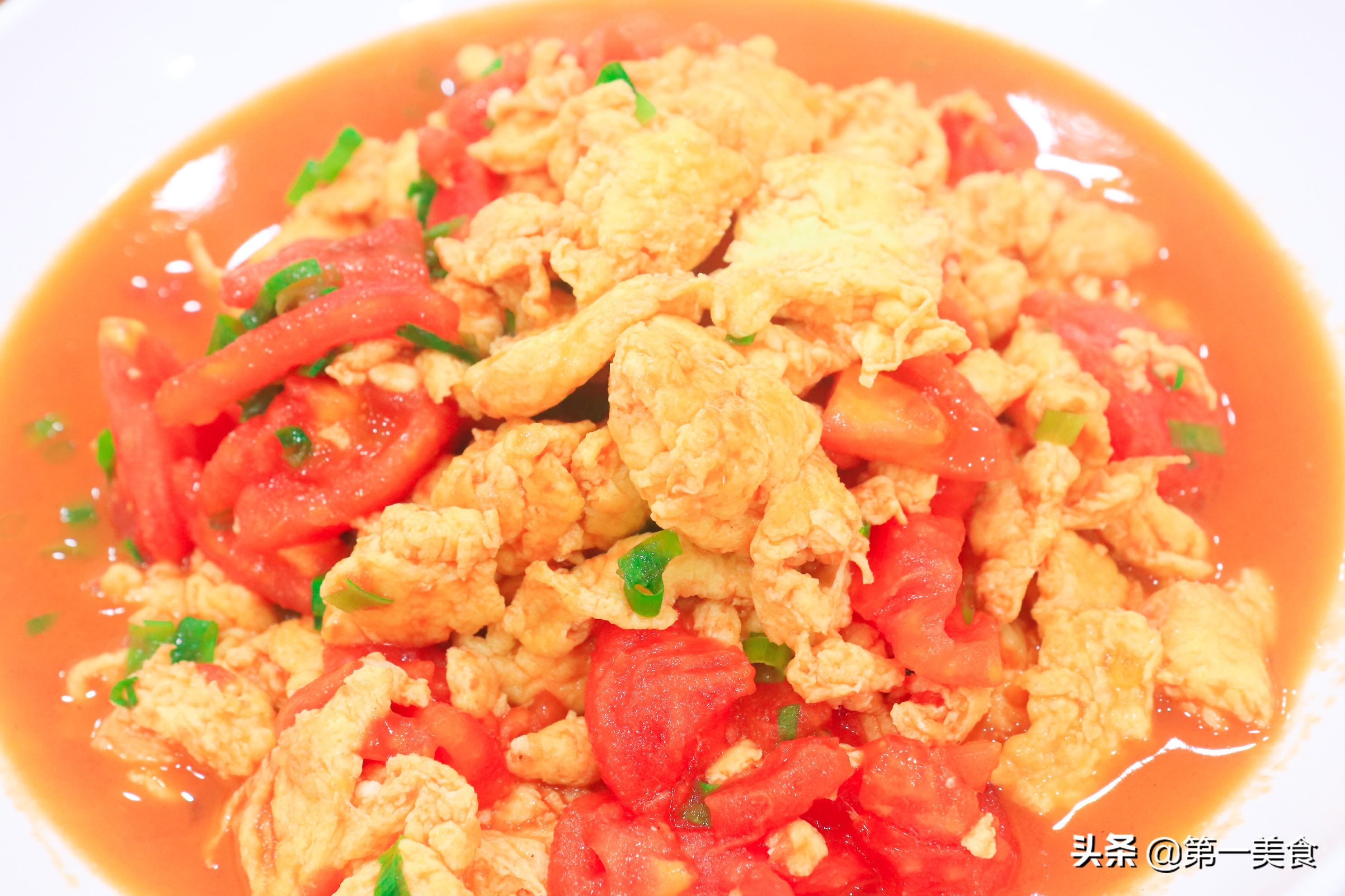 大厨教你西红柿炒鸡蛋的经典做法,鸡蛋鲜嫩不老,最大众的家常菜