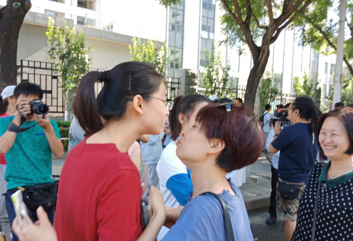 “高考陪考”引众人热议，众多家长左右为难，聪明的家长这样做