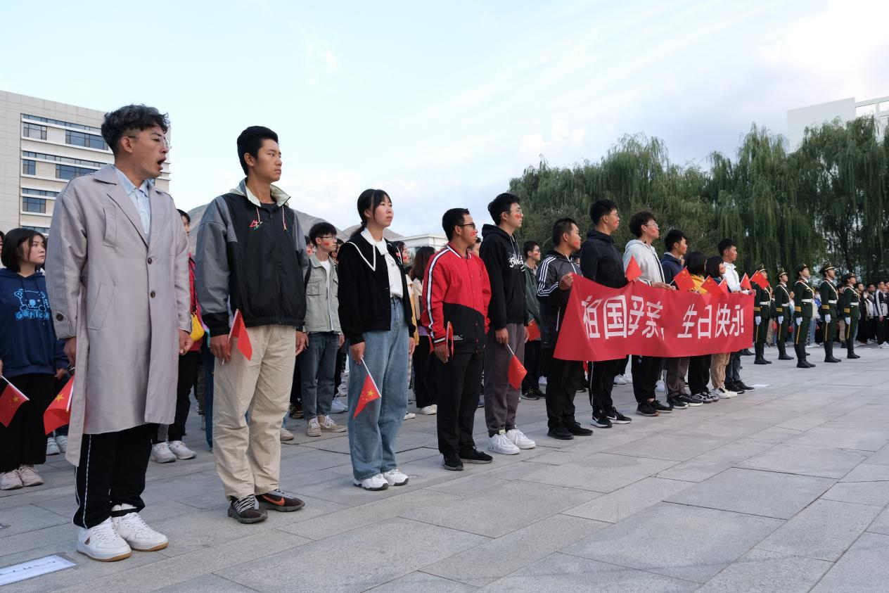 这所985大学位置荒凉，被调侃为“流放地”，学生笑称:骑骆驼上学