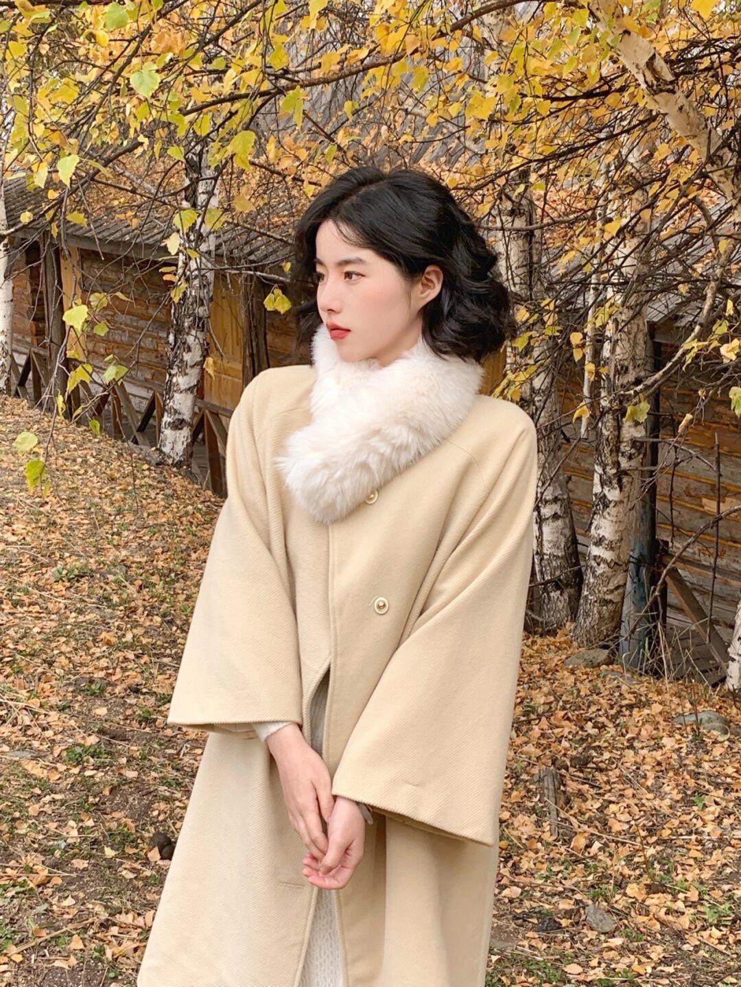 秋冬想要穿出温柔气质，一定少不了米黄色大衣，搭配半身裙超洋气