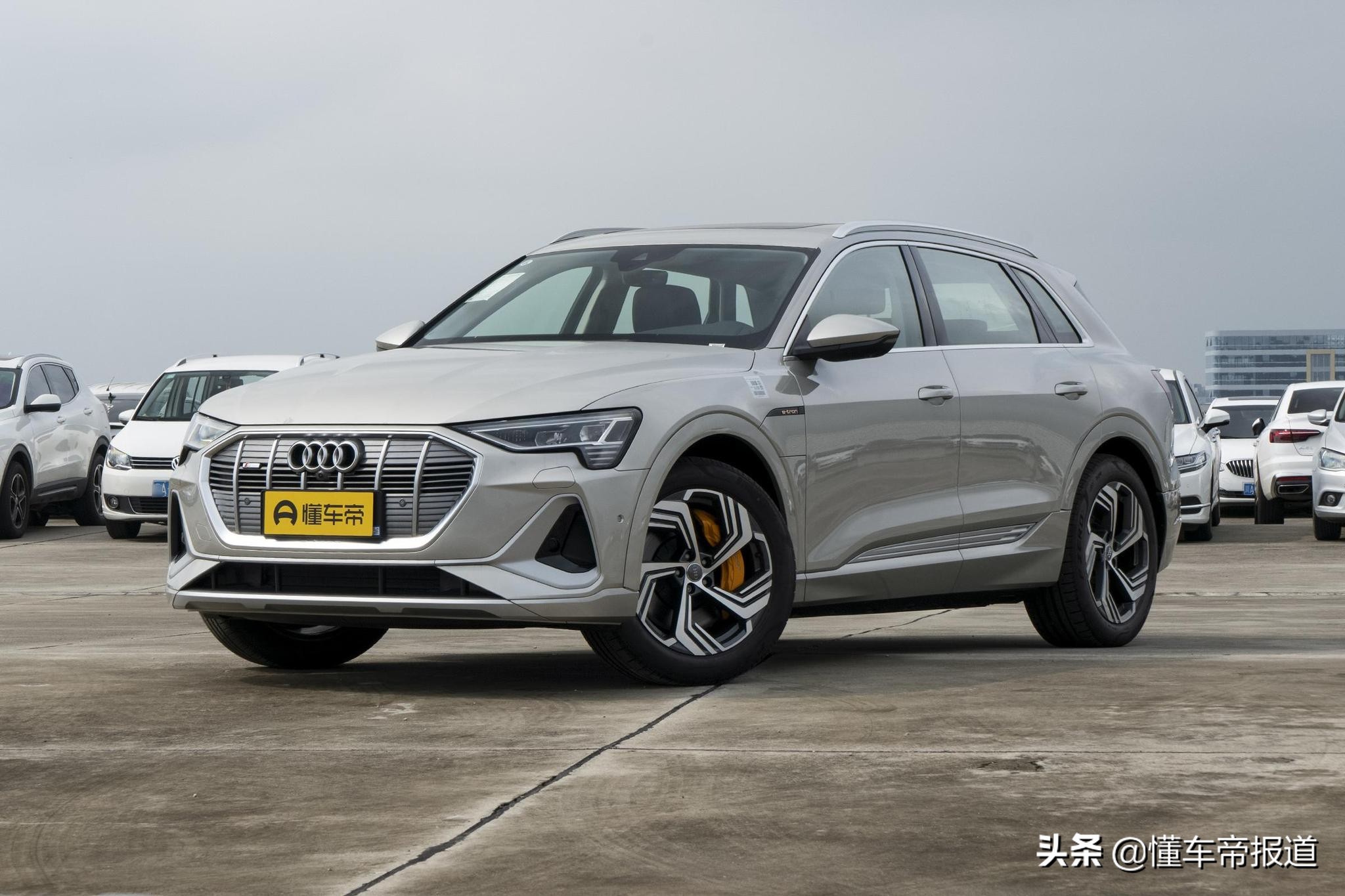 奥迪Q5 e-tron电动SUV发布，提供大6座/7座布局