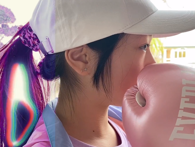 吴尊晒女儿运动vlog，NeiNei变酷飒女孩打网球练拳击，元气满满