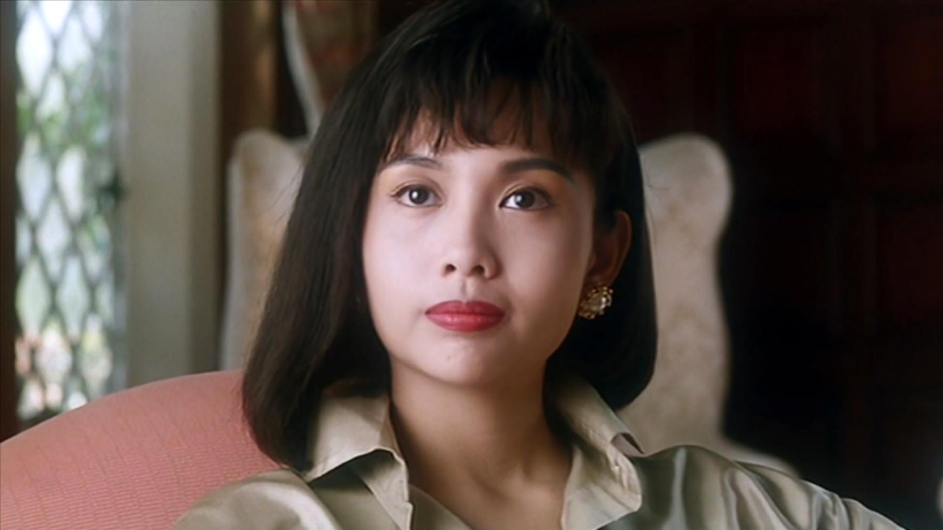 姚炜饰演的表姐极具优雅御姐气质,编剧王晶几乎将男人心目中女性最