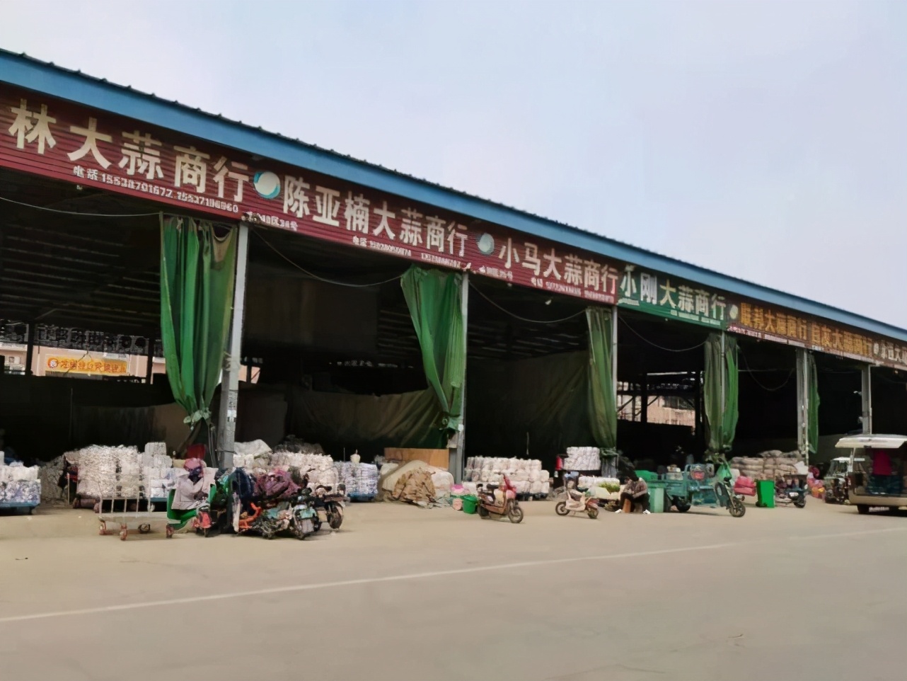 做蔬菜批发30多年,从2000元入行到如今有6个档口,他称"秘诀"是这二字