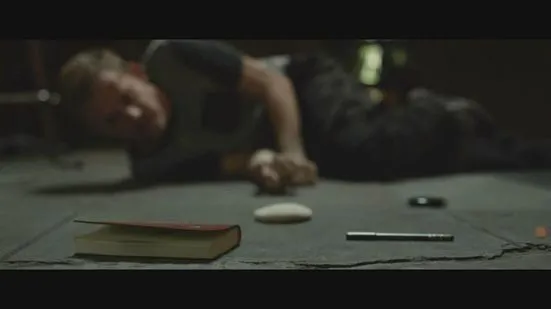 把女神关在笼子当狗养，竟是为了救她？这片全程高能