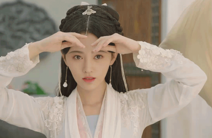 鞠婧祎的私服衣品真好，时尚造型减龄还显小，照着搭配“不翻车”