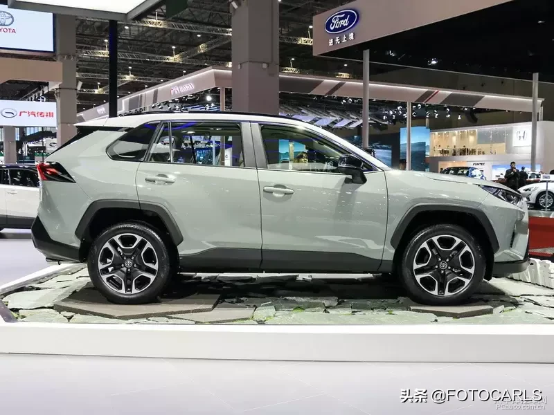 实拍第四代丰田RAV4荣放，近七年改款，小书包不在你不买？