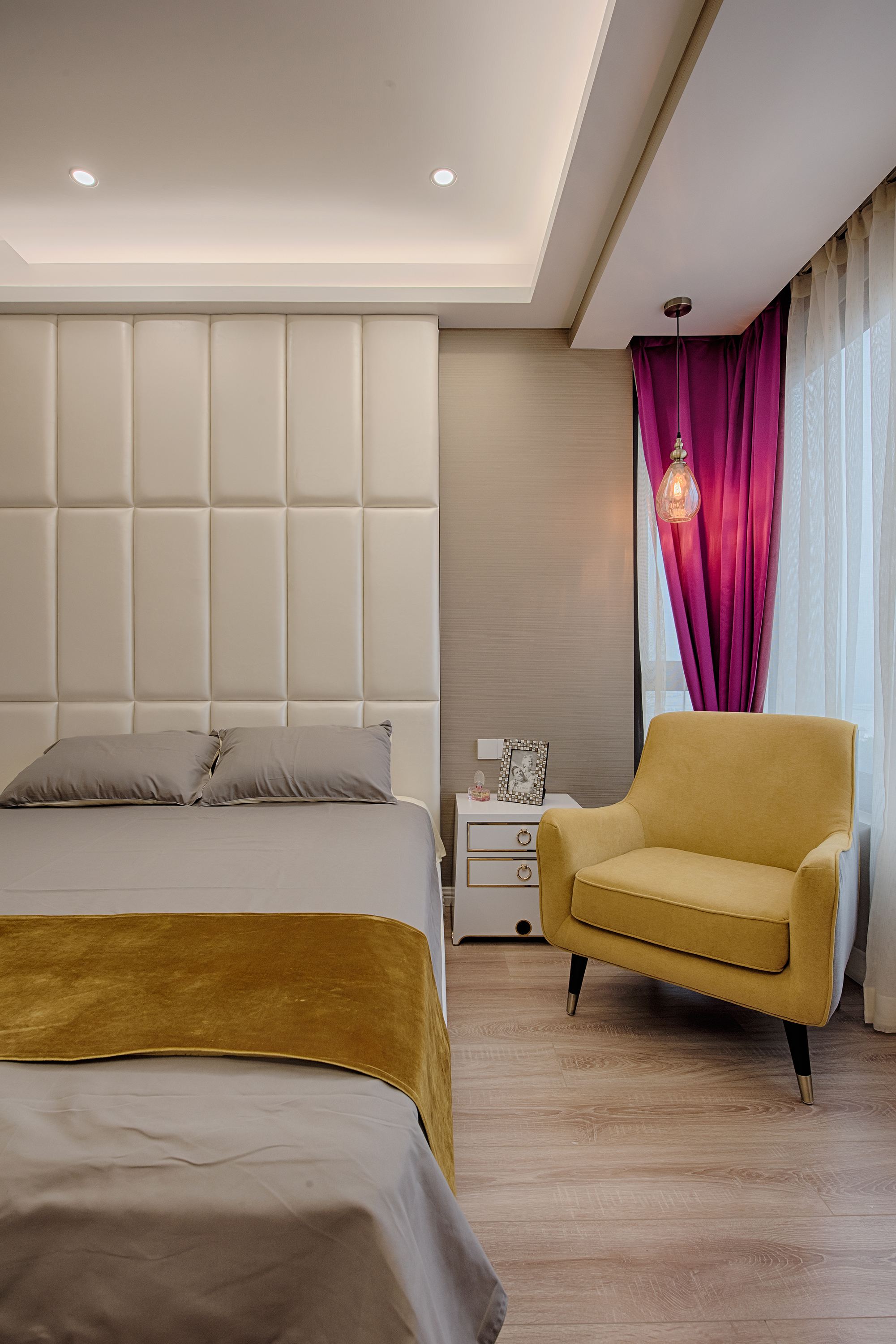 有些朋友喜欢买软包床头,据说是因为喜欢靠在床头上看书——虽然从