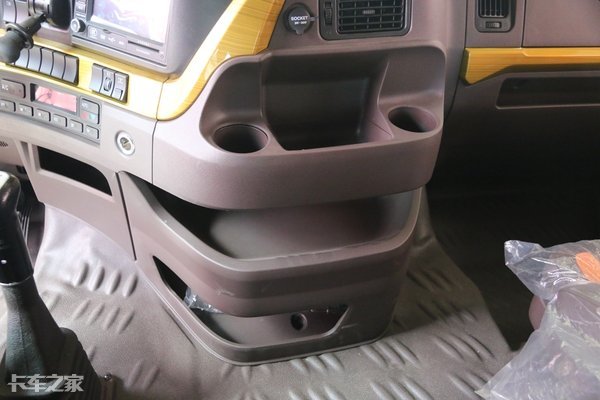 潍柴460马力，柳汽乘龙H7 8x4载货车报价31.2万，合你胃口吗？