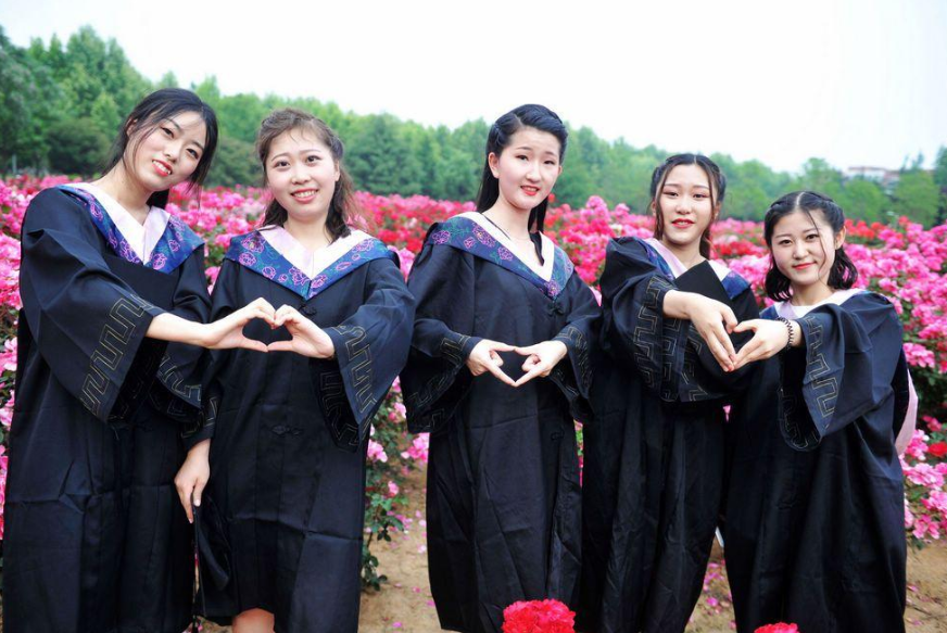 女硕士当保姆，211毕业生送快递，是被社会淘汰还是生活所迫？