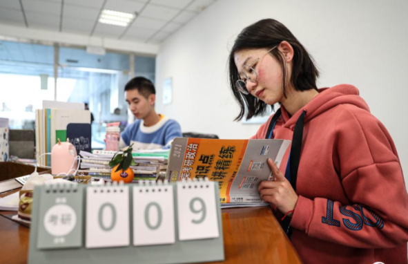 大一新生寝室标语走红，辅导员看后气笑了，00后果然人才辈出