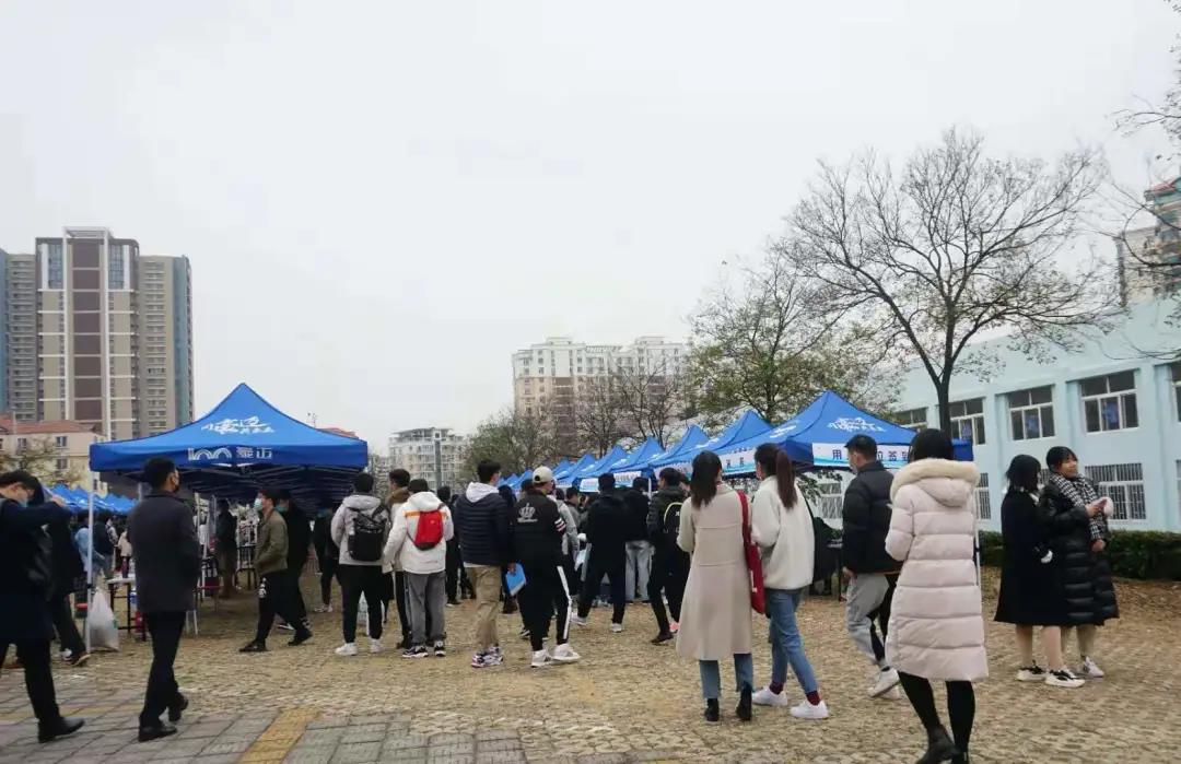 现场火爆！近5000个岗位，129家名企直奔山东，展开