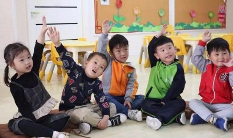 宝宝不上幼儿园行不行？“鲶鱼效应”很关键，家长该放手就别拖