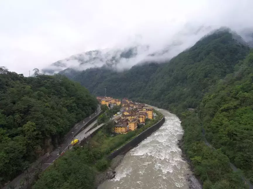记者冒险探入“中国西南最后的秘境”,记录 “夺命山道”上的快递小哥