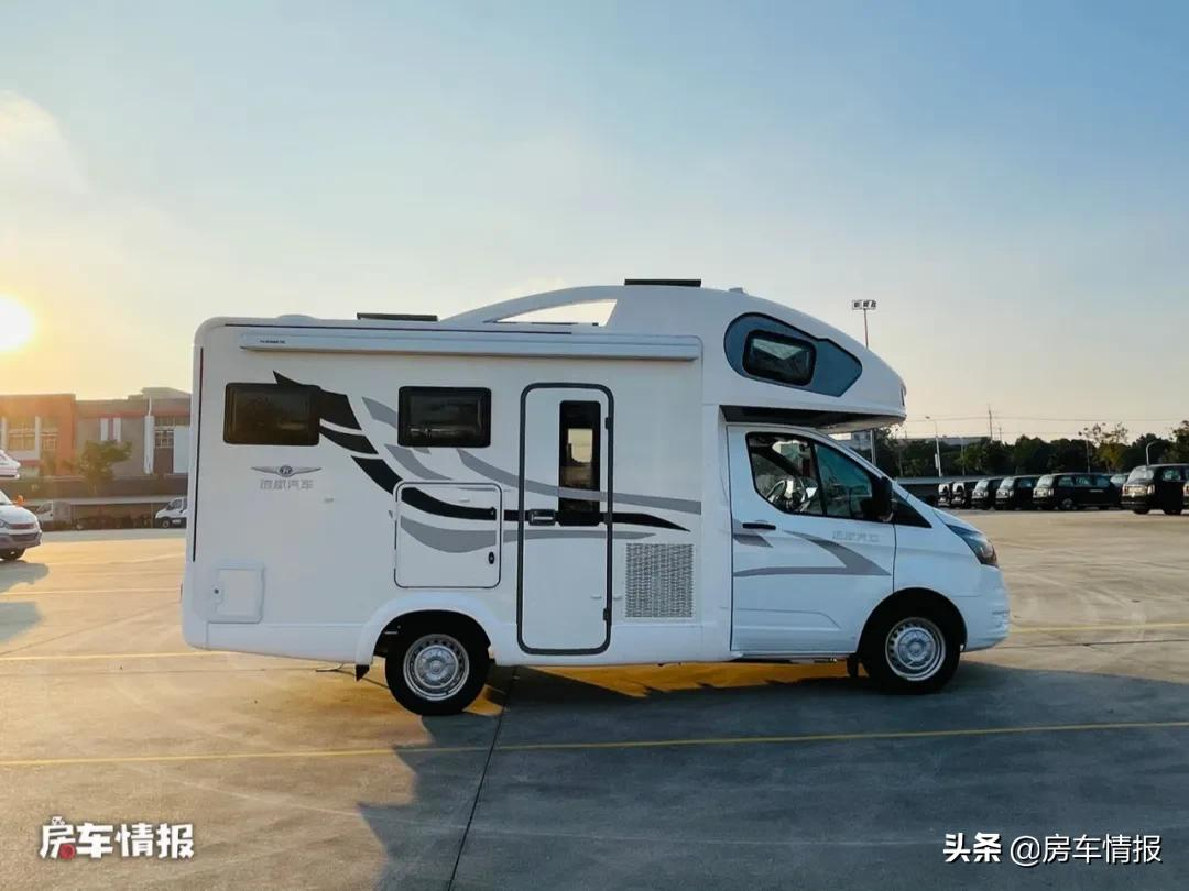 適合4口人的福特房車,配2.0t汽油機用著省心,2張大床睡覺不憋屈