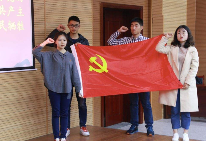 辅导员忠告，大一新生尽量申请入党，否则就业后难度会增大