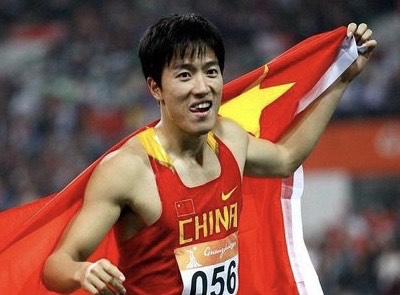 央视深情回顾刘翔：一役击败5大美国高手，12秒97破纪录夺冠