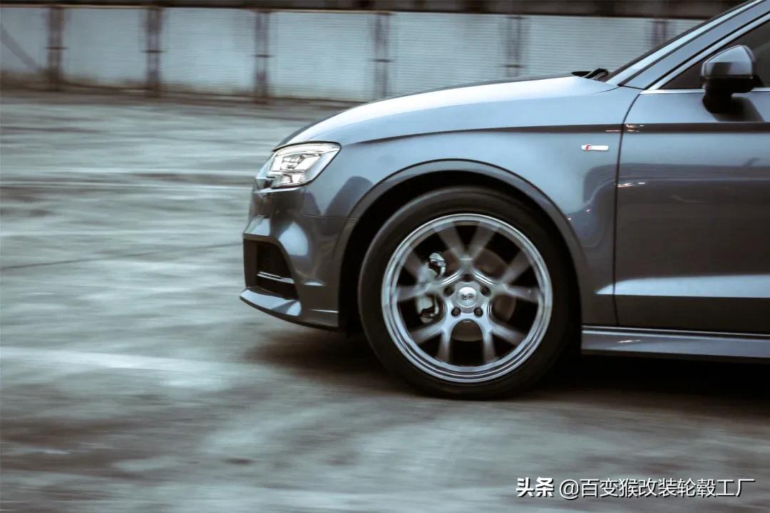天生就是改装的好胚子，换个轮毂让奥迪A3更有“钢炮”味