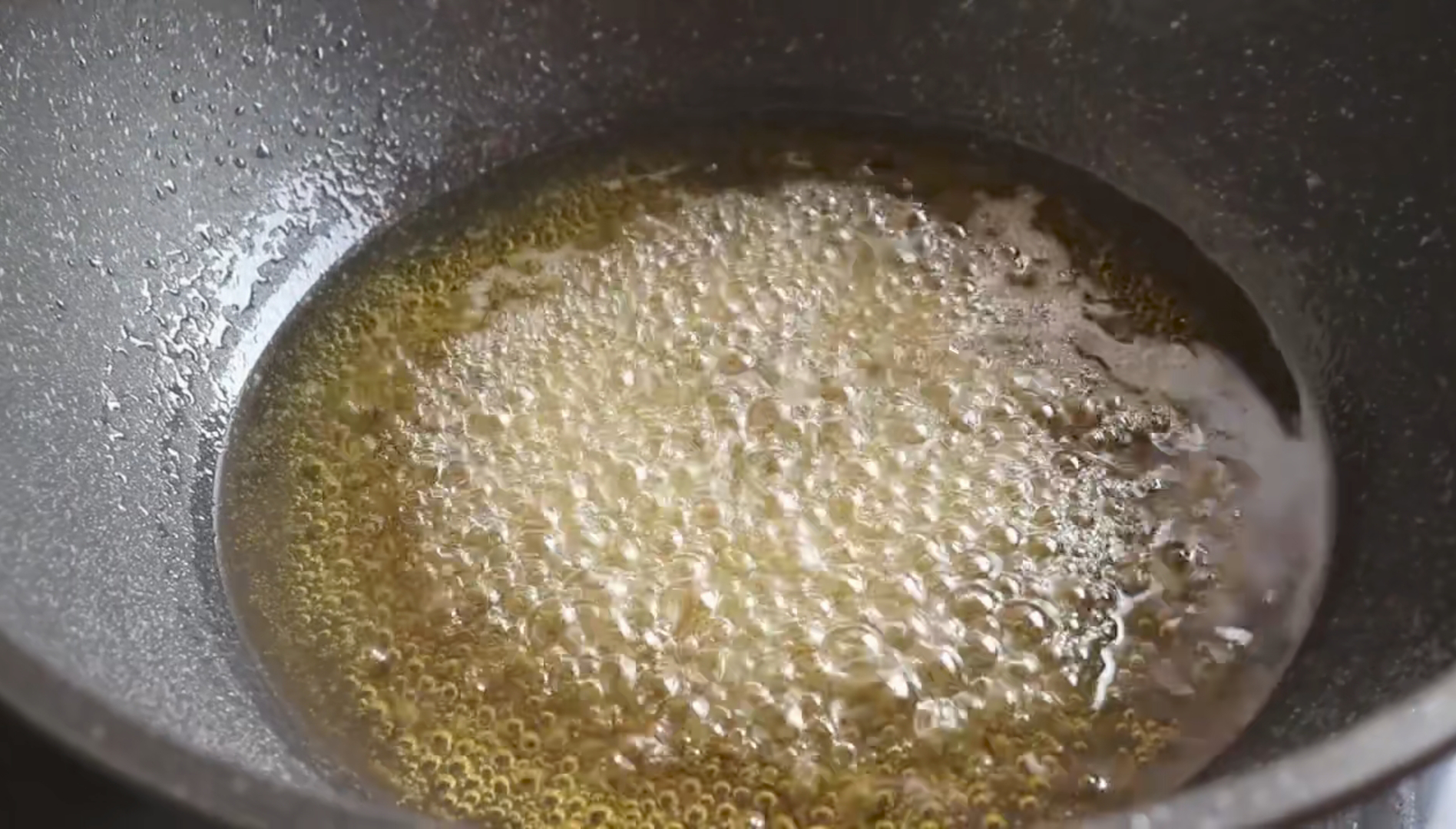 想吃冰糖葫蘆不用出去買，自己在家就能做，酸甜焦酥，好吃极了