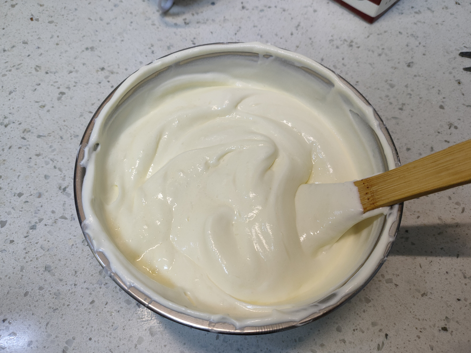 把牛奶倒进锅里,简单几步就能做出小布丁雪糕,香甜松软无冰渣