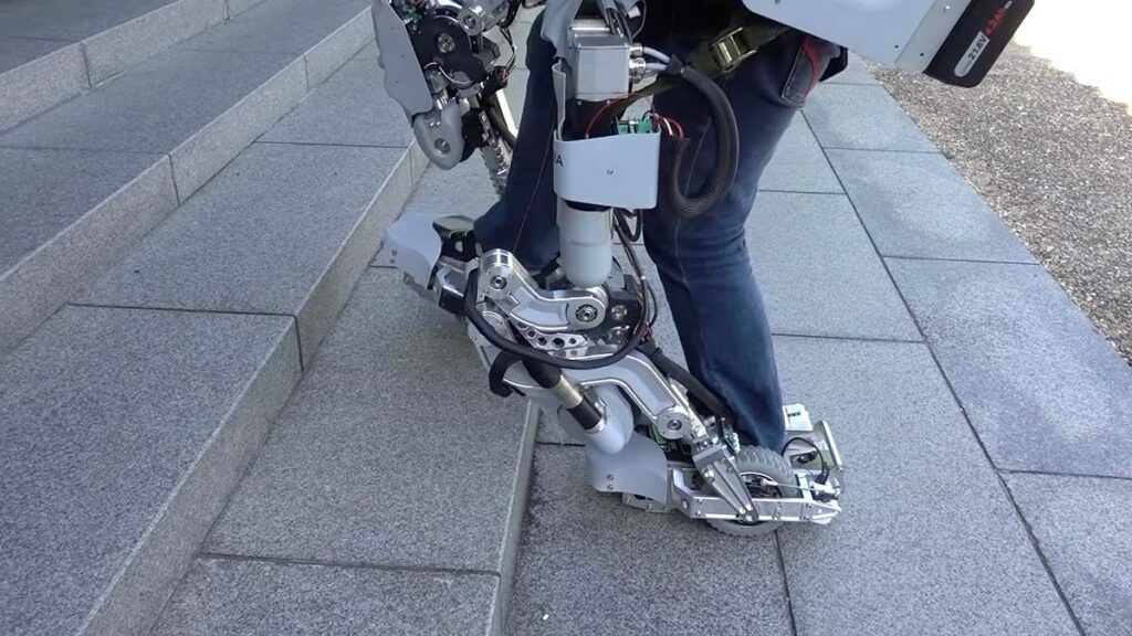 帶輪子也可上樓梯的外骨骼輔助雙足行走機(jī)器人