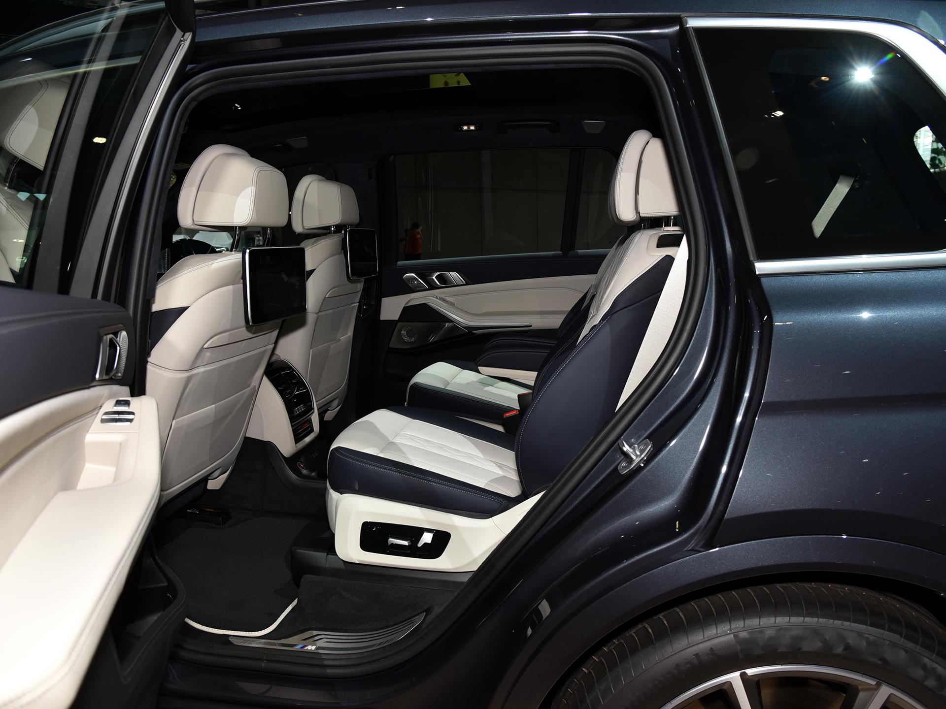 原装进口6座带按摩旗舰,顶级大型suv配v8双涡轮,实拍宝马x7