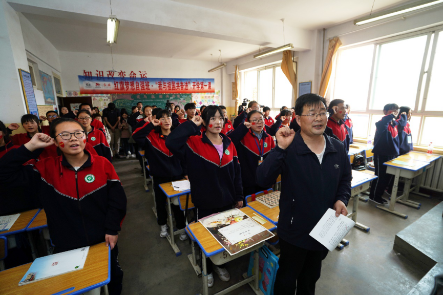 妈妈喝醉高考答应（孩子升学宴上）