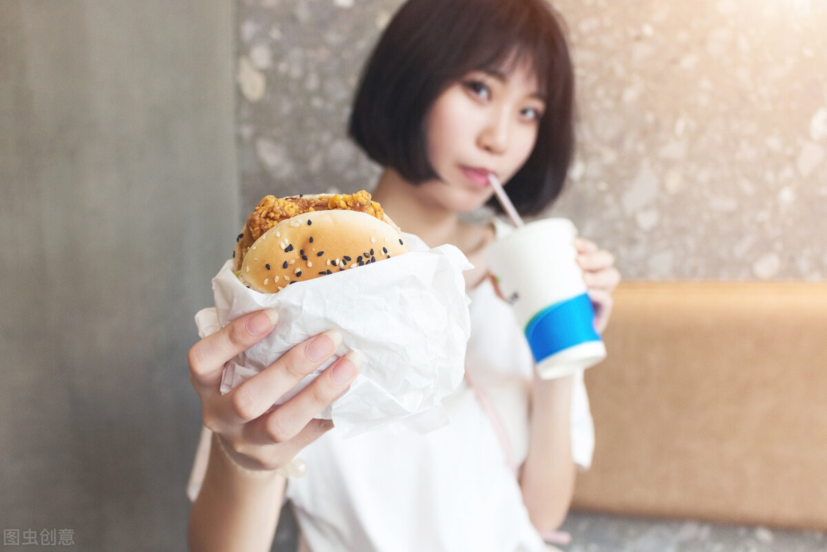 河南老板匠心打造特色汉堡店，融合地道风味与现代装修