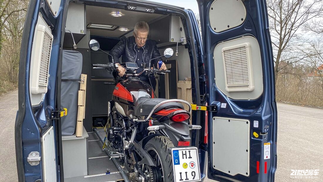 能装得下一辆摩托车，还有一张2米大床，这款福特露营车户外神器
