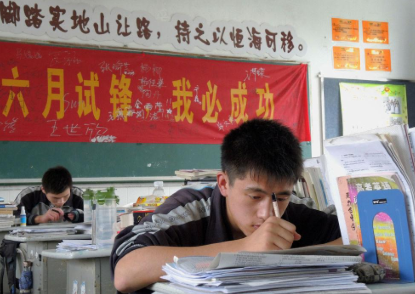 高考生迎来“坏消息”，考试难度增大、复读空间缩小，学生为难