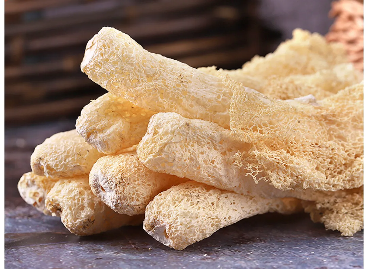 干贝竹荪汤，粤菜中的著名汤品，简单一炖，便可成就极致鲜味