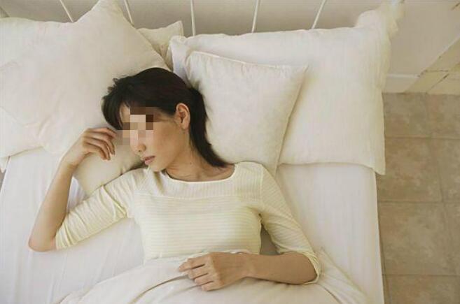 婆婆过生日她装醉，丈夫和婆婆扶她进房，他们对话她蒙了