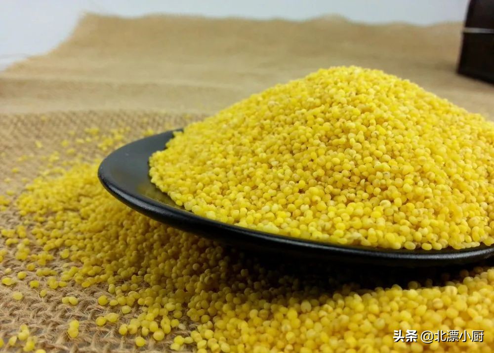 熬小米粥，牢记“1浸2搅3点”，小米粥粘稠浓香，入口鲜滑